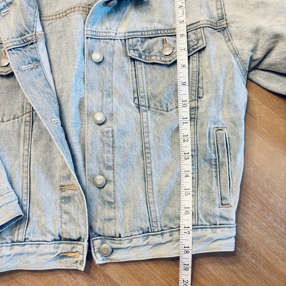Gap Women’s Cropped Light Wash Denim Jacket, Size Small - Picture 10 of 13